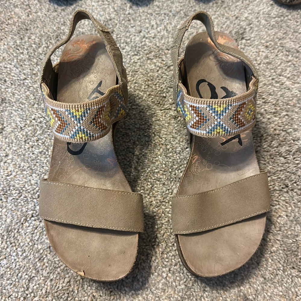 Tan OTBT wedge